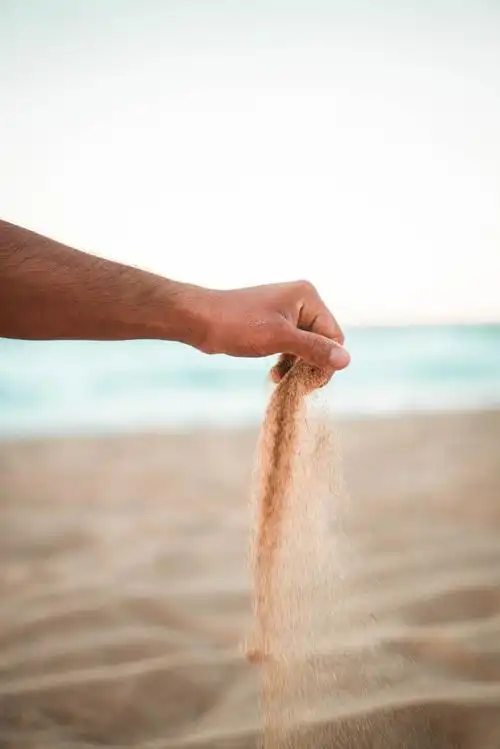 单手握沙飞扬图片时间:09-09红色沙漠唯美风景图片时间:08-15沙漠两只