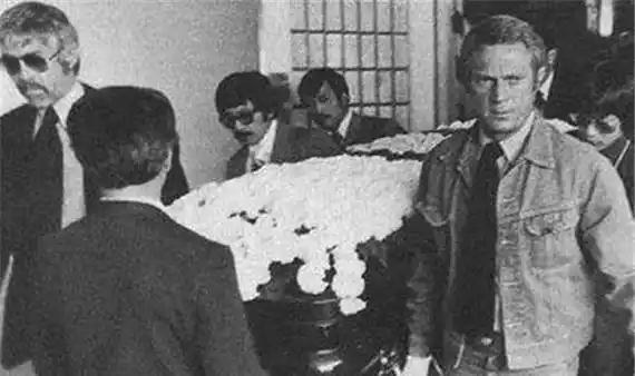 1973年给李小龙扶灵的6个弟子:均来自外国,来头都不简单