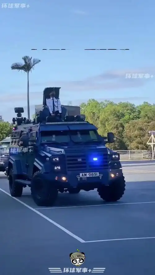 威武霸气!香港警队国产剑齿虎装甲车,引来现场民众欢呼