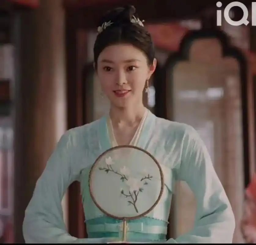 现在古装剧也追求xs码了吗?长风渡宋轶这个衣服看得胸口勒得慌.