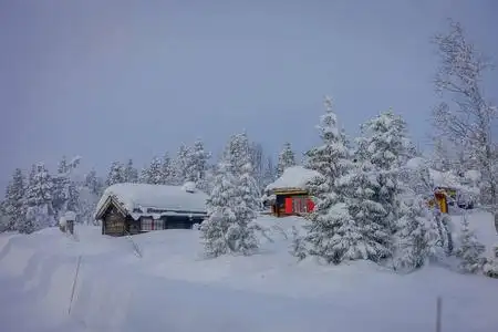 赤脚女孩坐在房子的前面在春天冬夜与寂寞的房子乡村秋景中的寂寞房子