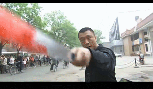 他饰演的刘华强, 来到一个水果摊买瓜,先挑衅,后发狠.