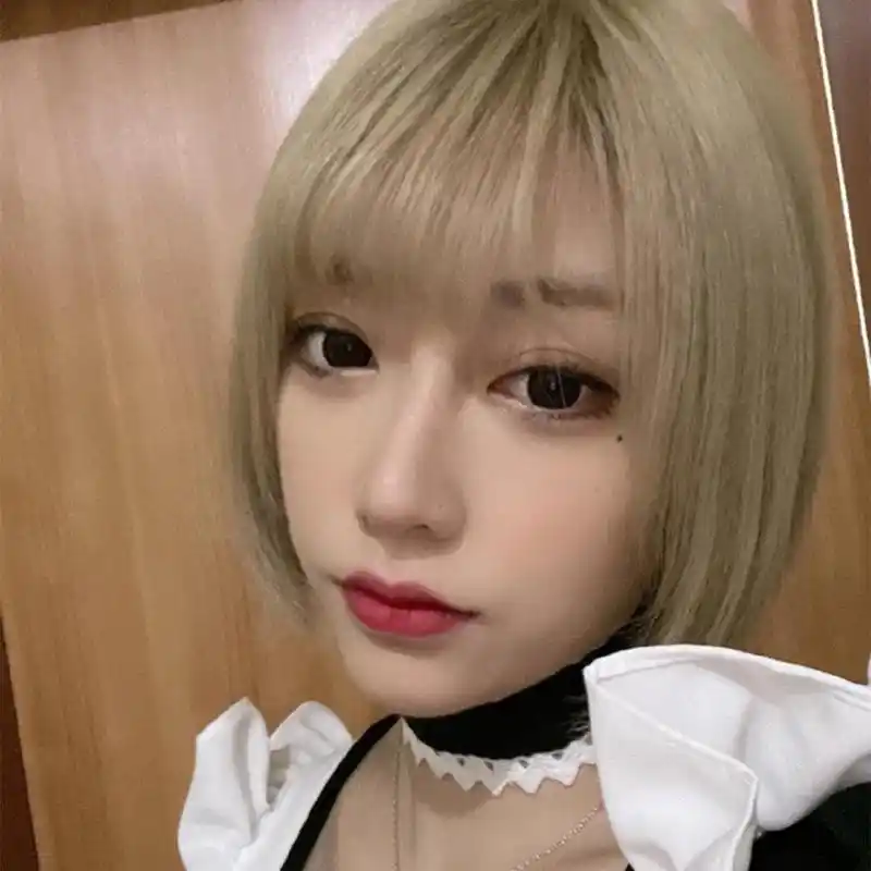 熟悉咬米的网友确实都会赞叹其确实貌美,身材高挑不