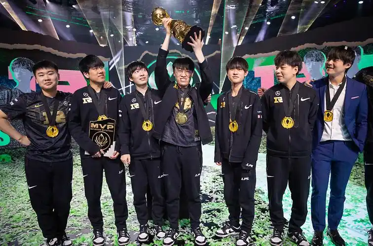 输不起韩媒配黑白照片报道rng夺冠炮轰拳头给rng特权