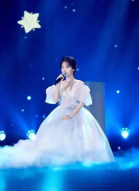 原创谭松韵直角肩也太绝了花瓣礼服露出肩美到粉丝认不出