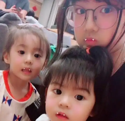 原创贾静雯晒仨女儿美照梧桐妹牵手波妞姐妹情深6岁咘咘最像妈妈