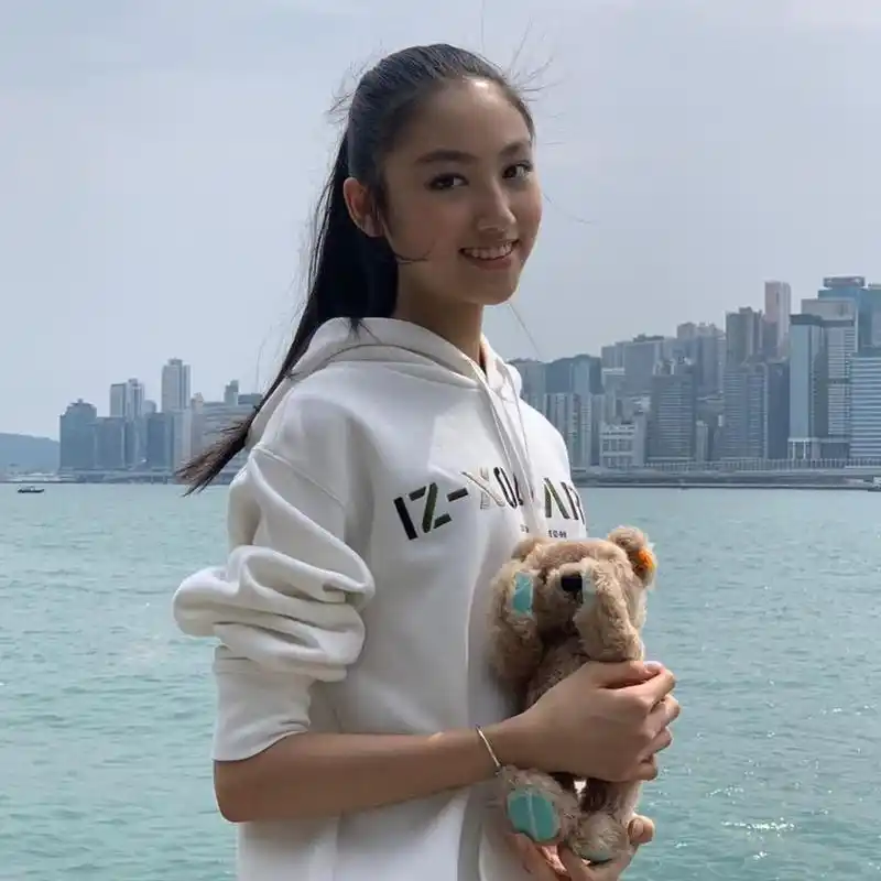 任达华妻子晒照为女儿庆生15岁任晴佳超模身材颜值高