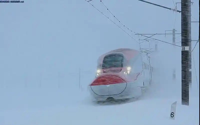 "鼻子"上的雪 小町号 (秋田新干线 e6系 在来线走行)