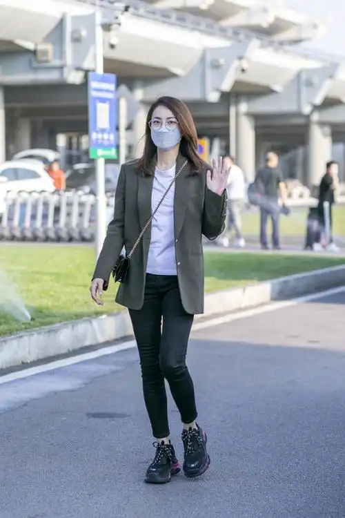 霍汶希身穿西装t恤牛仔裤亮相颜值身材气质一样都不能落