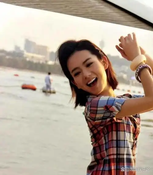 翻到了早期海报的戚薇,原来她刚出道就这么美啊!