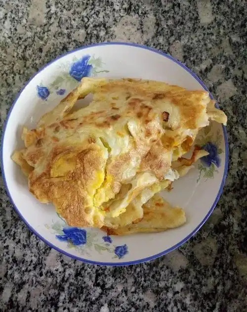 农村妈妈给不爱吃菜的女儿准备的早餐——酥香胡萝卜鸡蛋饼