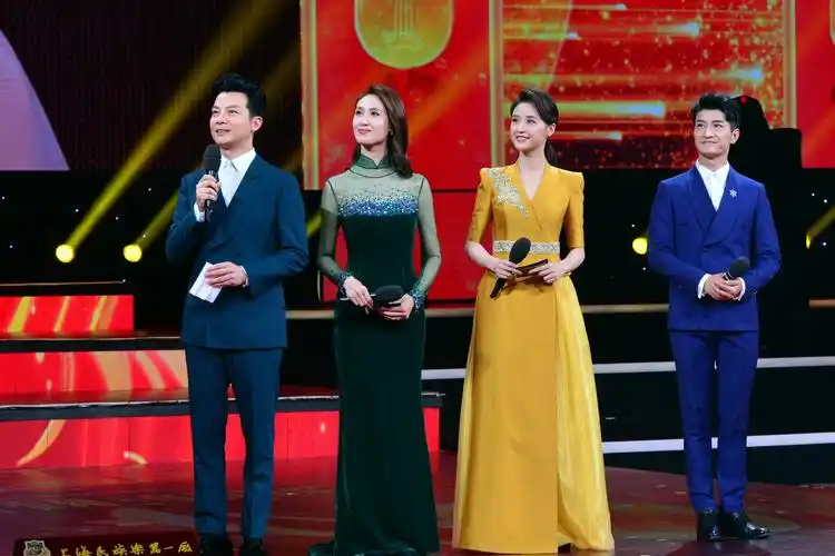 主持人的选择上综艺收视率排行最新,杨帆通过自己的能力,帮助节目得到