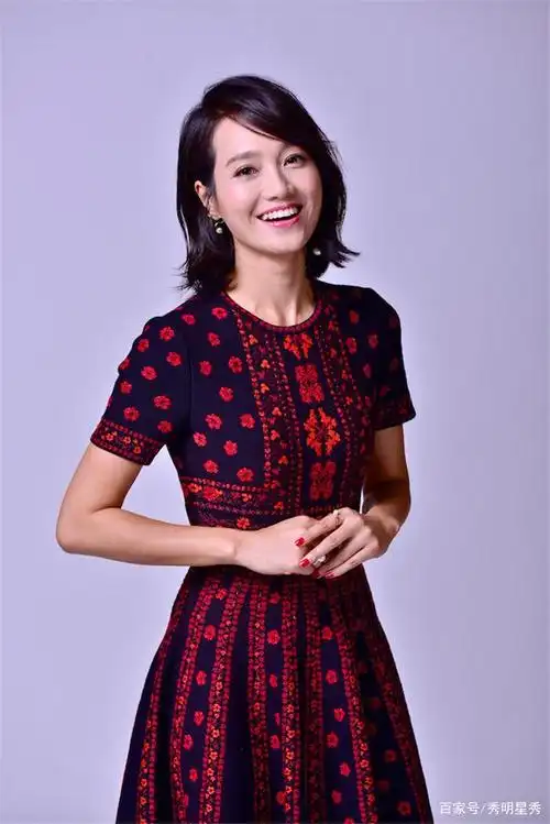 主持人朱丹参加北京卫视综艺定妆照