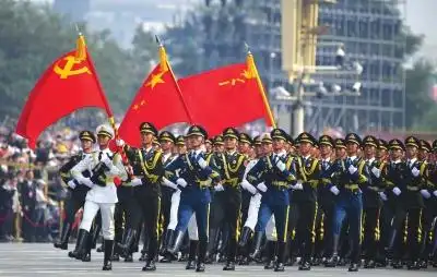 最新报道 正文    天安门前,仪仗方队高擎党旗,国旗,军旗,沿着东长安