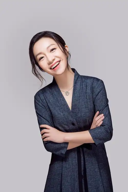 硕士学历,brtv科教频道主持人,主持《轰鸣吧汽车》,《职场健康说》