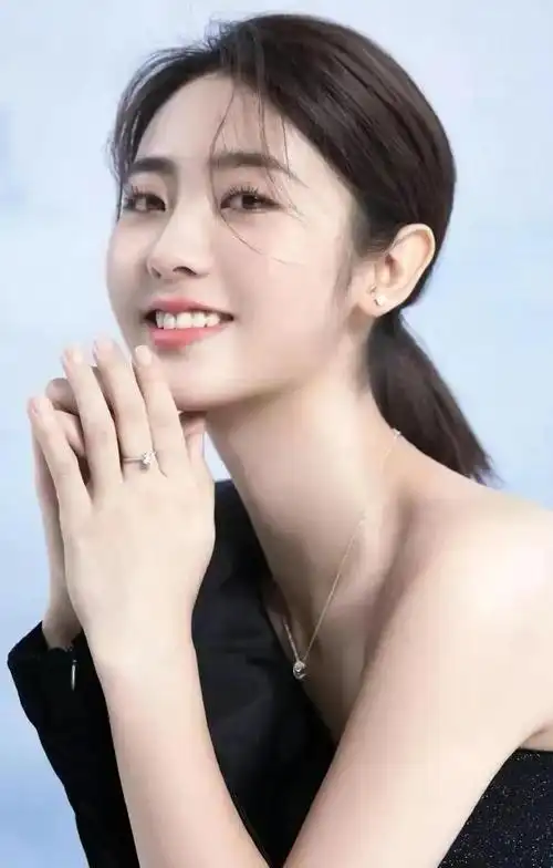 刑菲:可爱迷人,娇俏又妩媚的写真!__财经头条