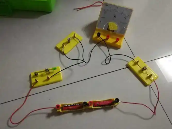 测出小灯泡i2电流值0.9a