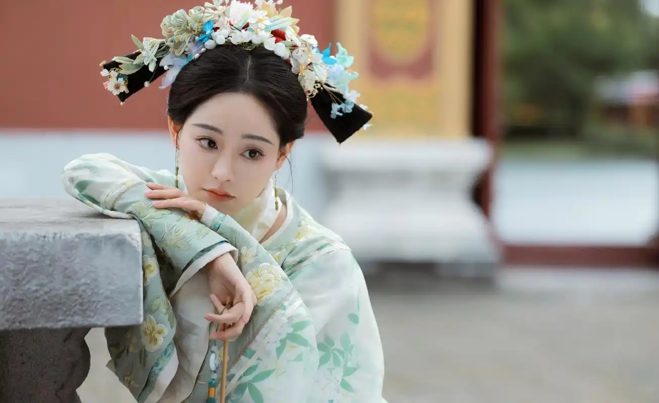 看祝绪丹穿着清宫古装,戴着兰花古式头饰,像清宫里的格格一样出宫了!