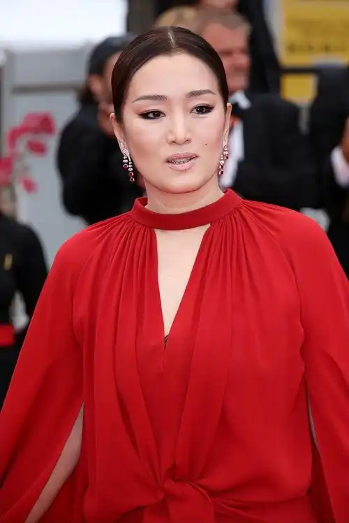 巩俐穿红裙再上戛纳红毯,与丈夫携手同行,龚俊钟楚曦惊艳亮相