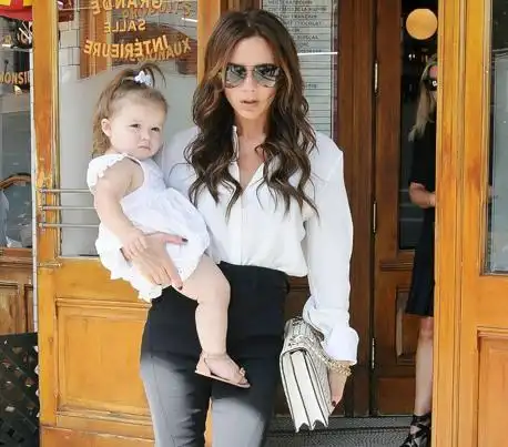 贝嫂维多利亚怀抱玩具婴儿,网友:难道想给小七添个妹妹吗