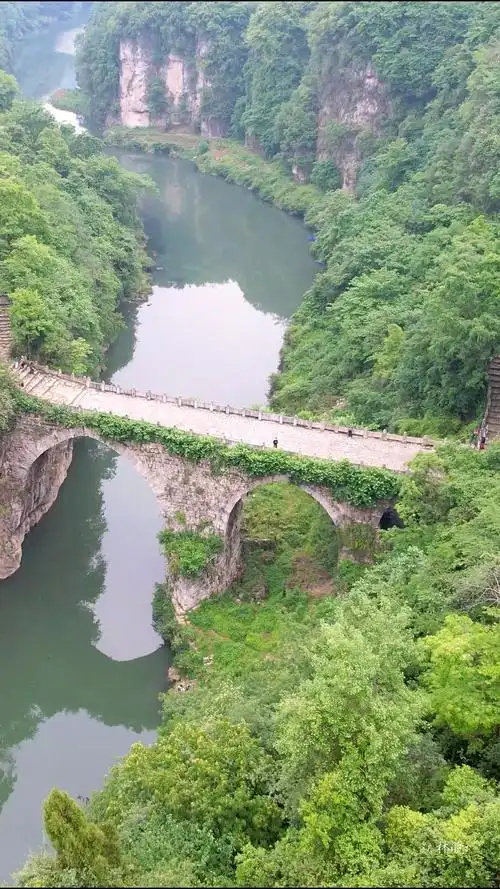 在贵州福泉有一座400多年的古桥,它还有一个好听的名字"葛镜桥".