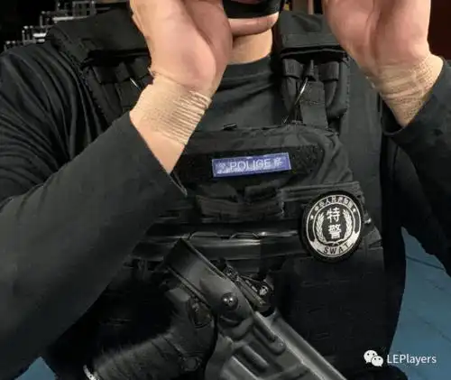 另外值得一提的是,特警队员身穿的还是大名鼎鼎的uf pro xt g2作战服