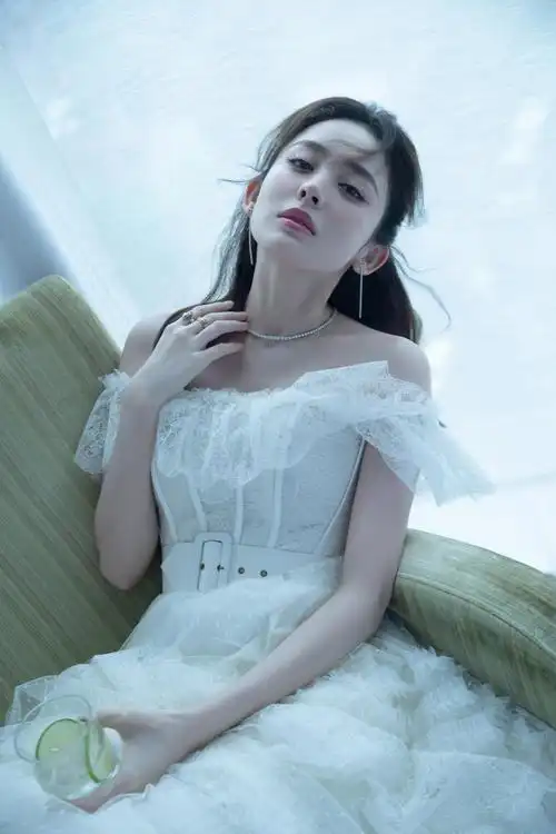 古力娜扎怼脸生图曝光侧颜仙气飘飘清纯灵动温婉可爱