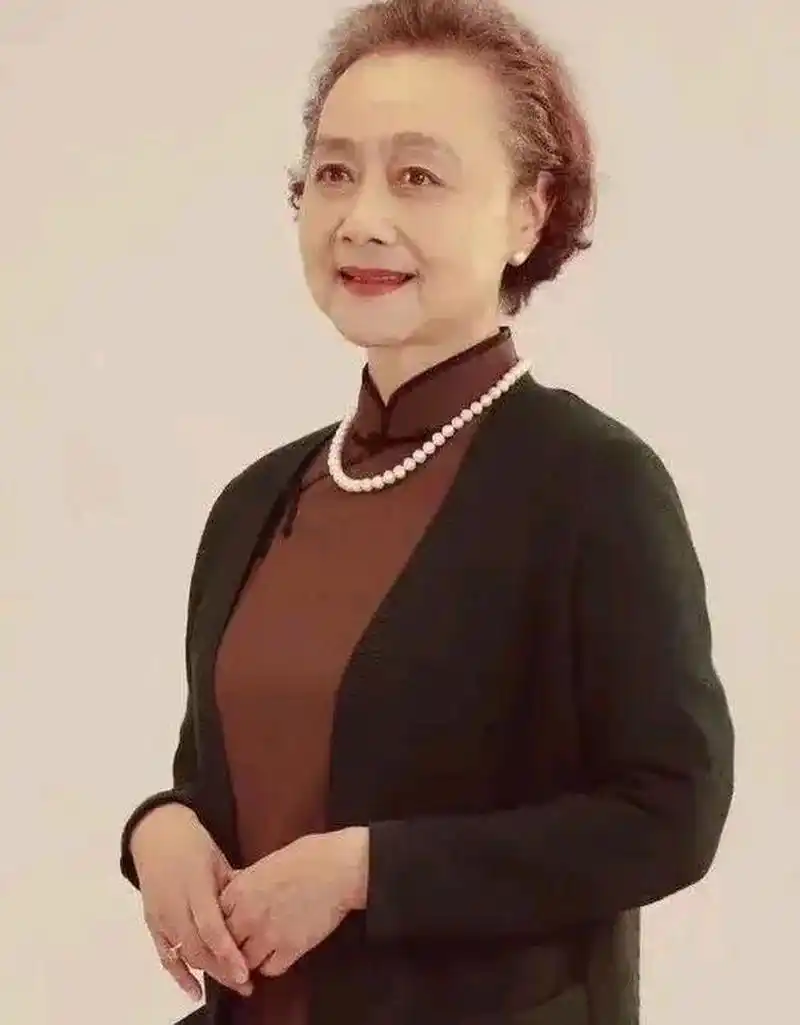 演员,黄梅莹,72岁,在《人生之路》中,饰演付阿婆  出生于上海知识分子