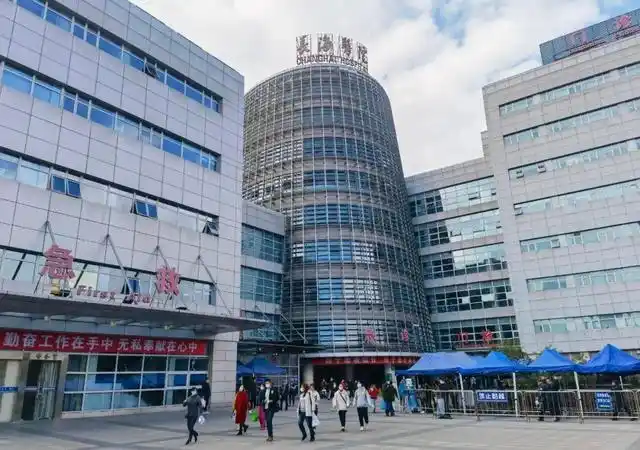 近日,门诊入口张贴的"长海医院增开周六上午专家门诊"通知吸引了不少