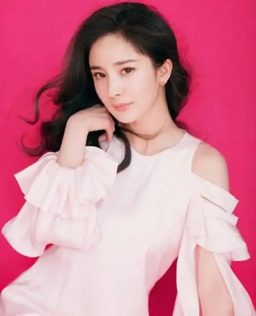 让她白皙细嫩的皮肤尽情的展示出来,今年32的杨幂看来只有22岁还差不