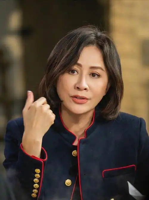 "不老女神"都是假的,58岁刘嘉玲素颜,撕开多少中老女星的假面