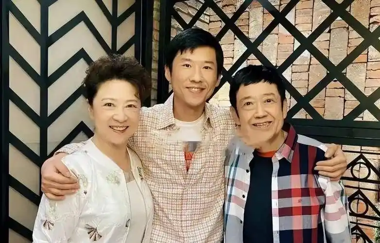 演员王骁:40岁走红,娶平凡妻子生一女,是母亲王馥荔的骄傲_父母_儿子