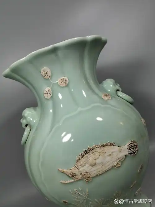 旧藏清乾隆豆青釉堆白鱼海棠瓶 尺寸如图