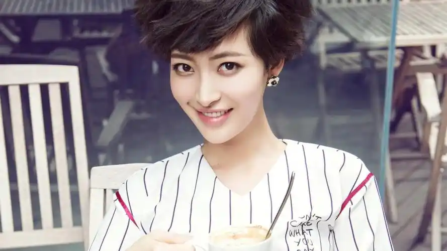 女艺人杨洋短发俏皮写真