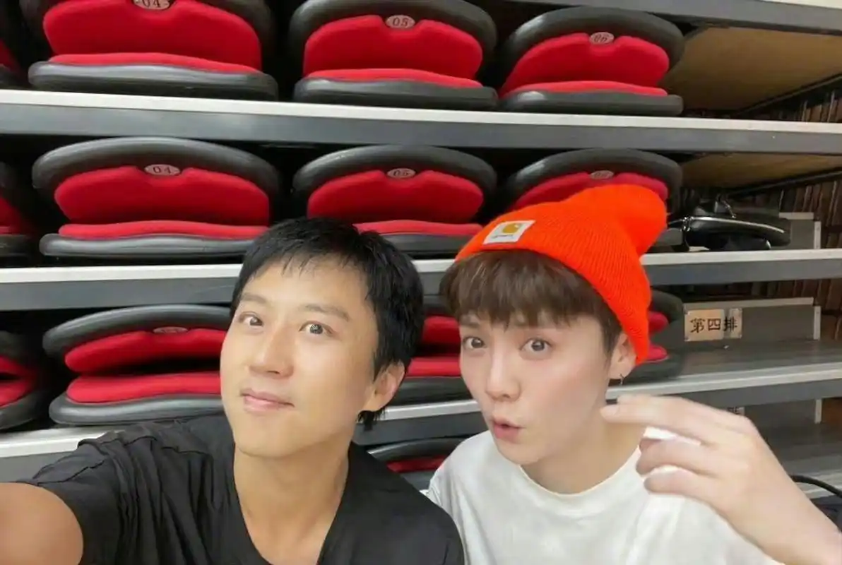 邓超自称鹿晗爸爸,这长寿面可真是火辣呀,看来超爸对鹿晗的爱意如此