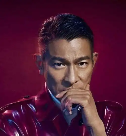 62岁刘德华告诉你发型一丝不苟裤子短一截到老也不油腻