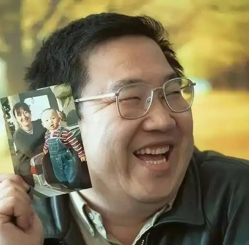 博谷贴心举动替老公遮阳,长子神似爸爸_王博谷_宋丹丹_丈夫