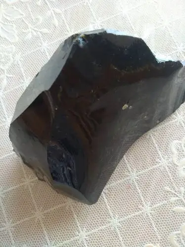这是来自山沟里的一块黑色,纯黑色石头像玻璃一样,坚硬有棱角锋利,无