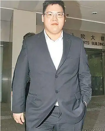 与哥哥相比,弟弟向佑可是有些悲剧了,他小时候也是个胖子,不过长大后