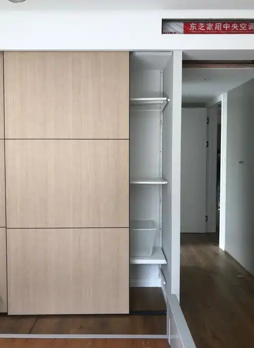 我们在设计卧室内衣柜时会加墙躲把柜子变成凹型在凹型内可以