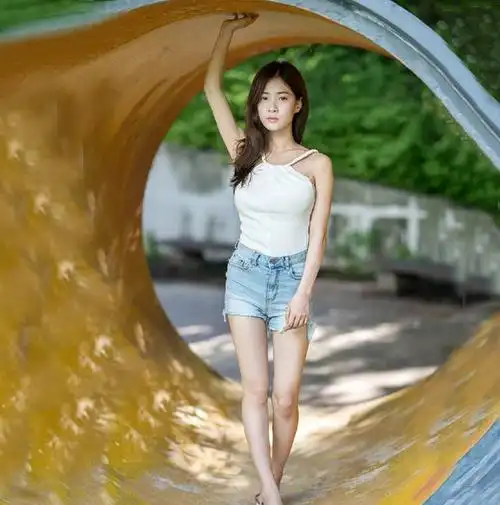 美丽时尚的牛仔短裤美女让你在任何场合都是焦点