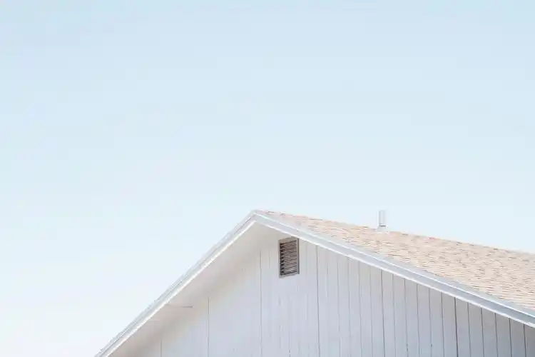 白色建筑简约休闲木板式材质房屋的屋顶结构景观照背景图片