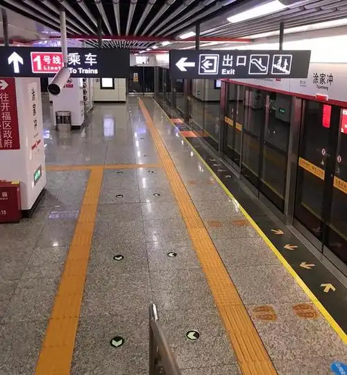 在家宅了四天,实在憋不住,今天到长沙街头走走