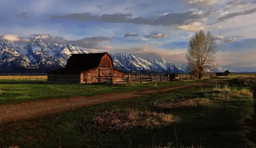 摩门粮仓是旧时的一个西部农庄的粮储地,有着风景如画乡村风貌.