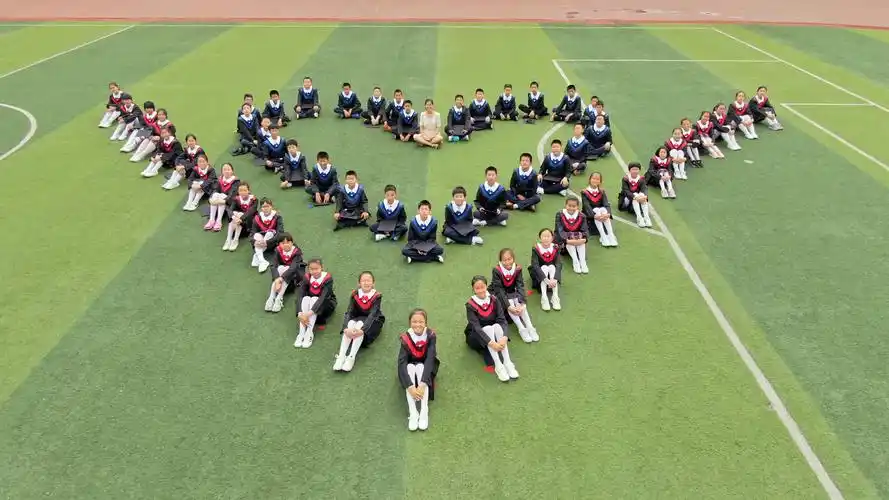 济南小学生玩转航拍创意毕业照