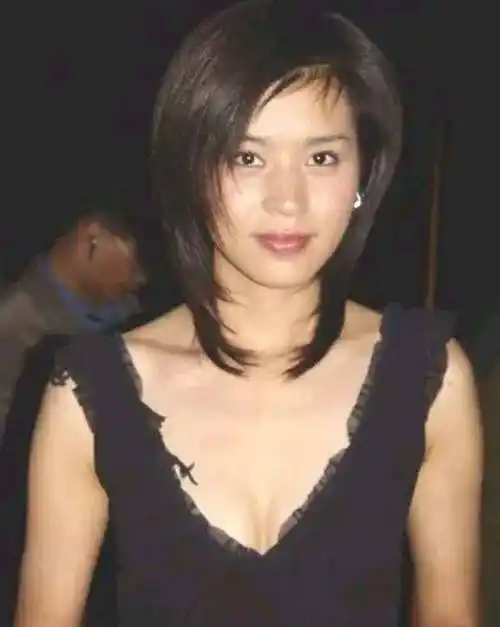 50岁的张艺谋和18岁的王海珍共进晚餐,王海珍:我酒量不好,好晕_陈婷