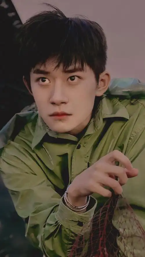 易烊千玺送你一朵小红花##emporio armani全球代言人易烊千玺