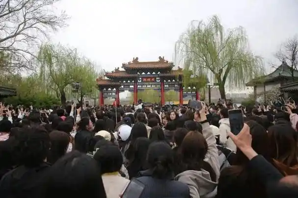 一场关于"接住泼天富贵"的盛大"预演" |五哈济南录制|鹿晗|大明湖