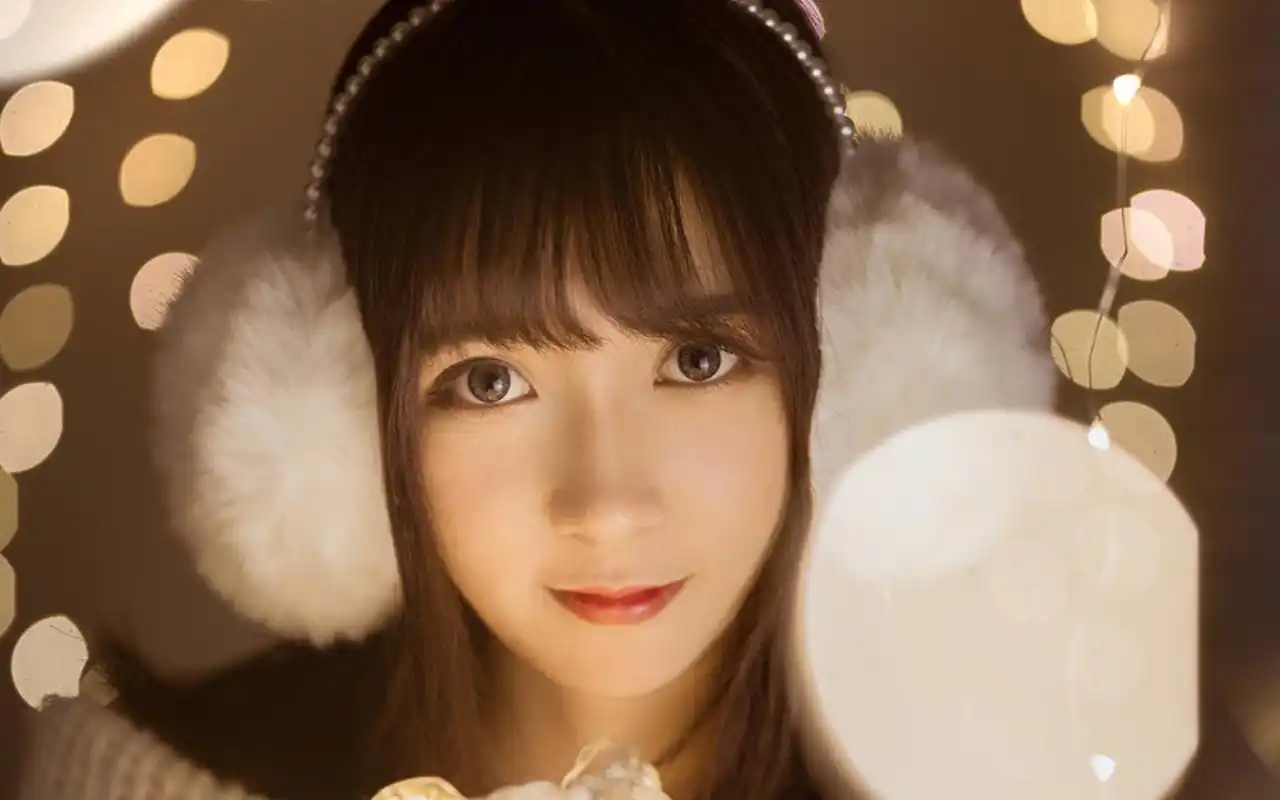 齐刘海美女性感露肩写真图片桌面壁纸