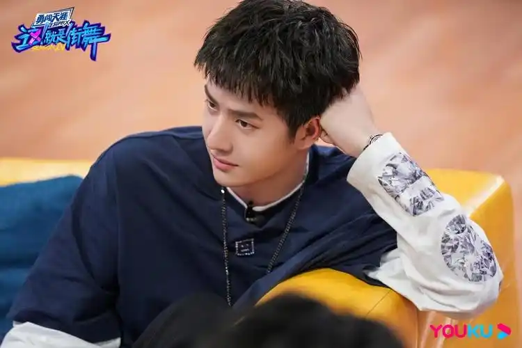 长得帅剪个寸头也好看王一博清爽短发让人心动穿得也像大学生